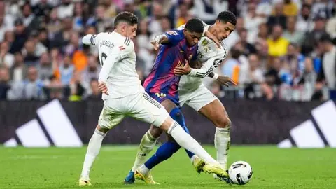 Partido entre el Real Madrid y el Barcelona durante un encuentro de LaLiga