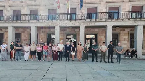 Minuto de silencio frente a la Subdelgaci&oacute;n del Gobierno en Zamora