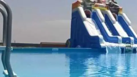 Hinchable acu&aacute;tico en una piscina. Foto Interbenavente
