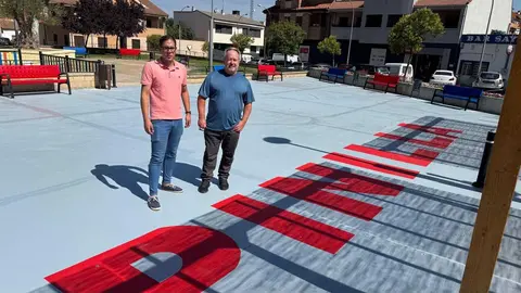 El alcalde y Pablo Novo en la plaza remodelada en Pinilla