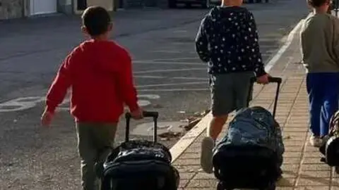 Ni&ntilde;os de camino al colegio