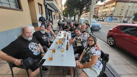 Ruedas raras primeros moteros en llegar - imagen redes Ruedas Raras