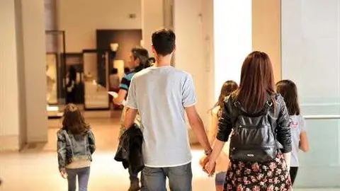 J&oacute;venes disfrutando de actividades culturales