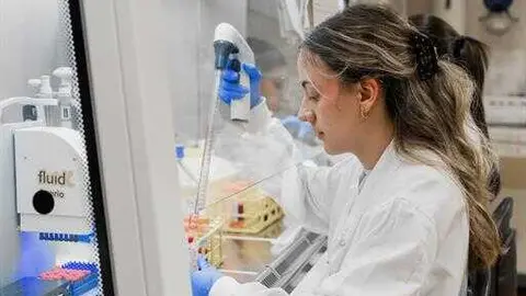 Investigadora trabajando en un laboratorio