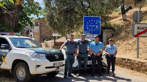 Guardia Civil espa&ntilde;ola y guardia portuguesa