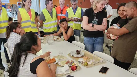 Visita de Isabel Blanco a los evacuados por los incendios en la Academia 1