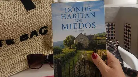 Yolanda S&aacute;nchez sujeta su libro