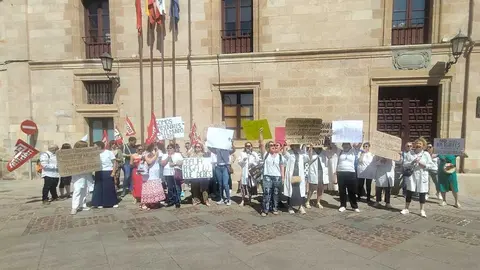 Concentraci&oacute;n de trabajadoras de Ayuda a Domicilio en la Plaza de Viriato