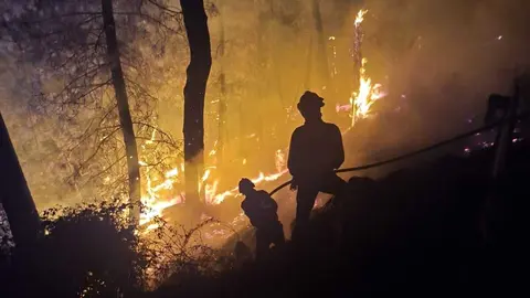 Trabajos nocturnos de lucha contra el fuego en &Aacute;vila. Foto &Aacute;vilared