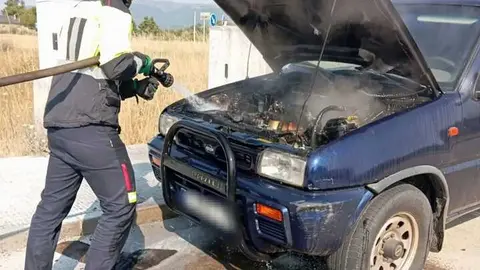 Puebla de Sanabria tras declararse un incendio en un veh&iacute;culo estacionado en el aparcamiento de una superficie comercial.