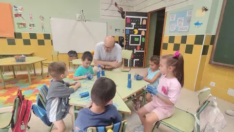 El delegado de la Junta junto a los ni&ntilde;os y ni&ntilde;as del programa Madrugadores en el colegio Sancho II