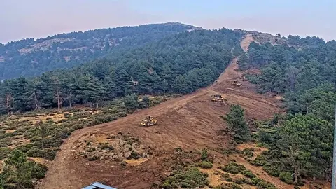 La maquinaria pesada cre&oacute; una l&iacute;nea de defensa para evitar que el fuego llegase a Casillas (&Aacute;vila). Foto &Aacute;vilared