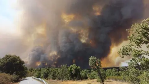 Intensa columna de humo por el fuego de Fermoselle