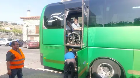 Pie de foto: Un autob&uacute;s traslada a vecinos de regreso a sus hogares tras el levantamiento del confinamiento y el fin de las evacuaciones en &Aacute;vila. Foto &Aacute;vilared