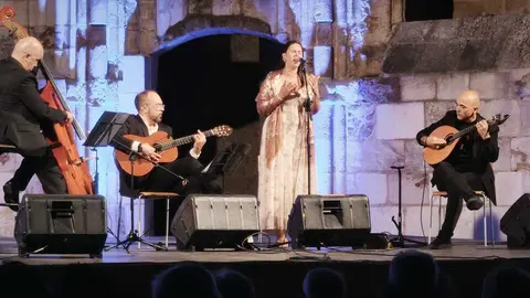 carla mar&iacute;a fados