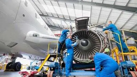 T&eacute;cnicos de mantenimiento de aeronaves trabajando.