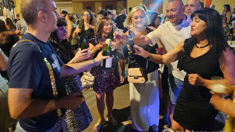 Vecinos de Fuentes de Ropel celebran la Nochevieja adelantada