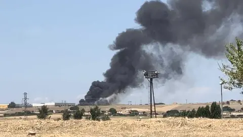 Columna de humo en las inmediaciones de la f&aacute;brica de Freigel, en Valcabado