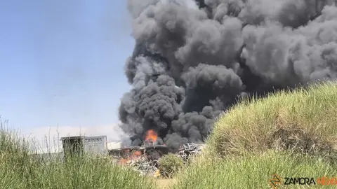 Fuego en la planta de residuos de Roales_5