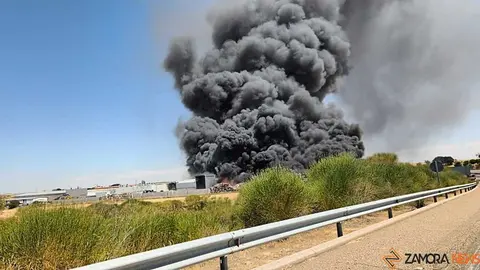 Fuego en la planta de residuos de Roales_6