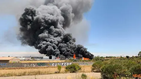 Fuego en la planta de residuos de Roales_7