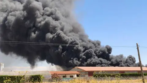 Fuego en la planta de residuos de Roales_10