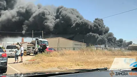 Fuego en la planta de residuos de Roales_15