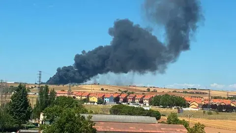 Fuego en la planta de residuos de Roales_21