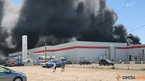 Fuego en la planta de residuos de Roales_25