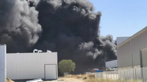 Fuego en la planta de residuos de Roales_32
