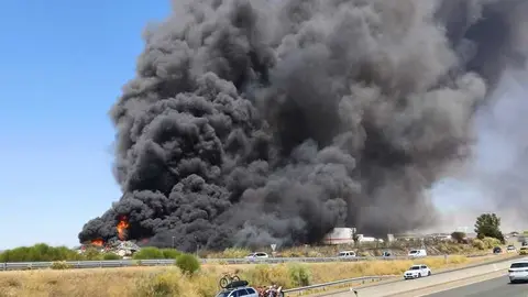 Fuego en la planta de residuos de Roales