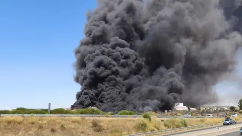 Fuego en la planta de residuos de Roales_2