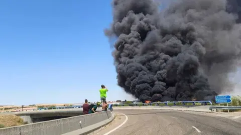 Fuego en la planta de residuos de Roales_3