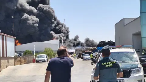 Fuego en la planta de residuos de Roales_5