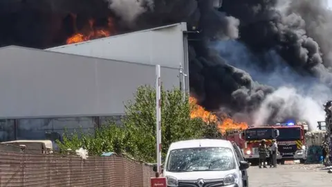 Fuego en la planta de residuos de Roales_4