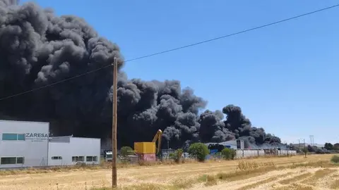 Fuego en la planta de residuos de Roales_6