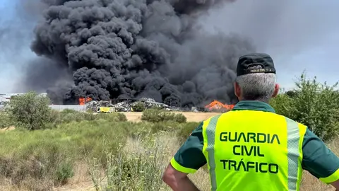 GUardia Civil observa la columna de humo de Freigel