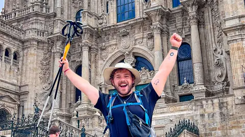 Fran Donado celebra la llegada a Santiago de Compostela