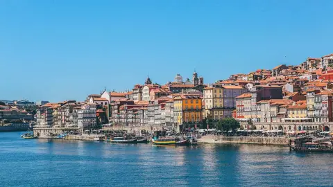 wide-shot-boats-body-water-near-houses-buildings-porto-portugal