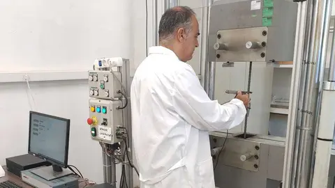 Un trabajador realiza un ensayo en uno de los Centros de Control y Calidad