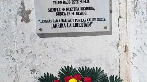 Flores en homenaje a Flori&aacute;n