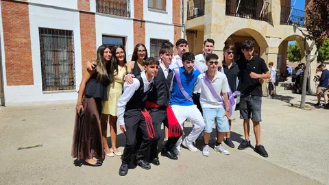 Los quintos de Villaf&aacute;fila en la Plaza Mayor del pueblo. Foto Interbenavente