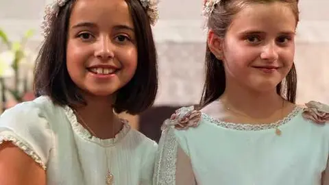Bel&eacute;n y Aina vestidas de comuni&oacute;n
