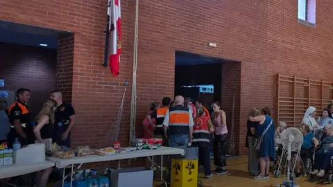 Evacuados en un pabell&oacute;n deportivo. Foto Segoviaudaz
