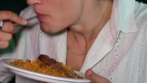 Plex comiendo arroz a la zamorana