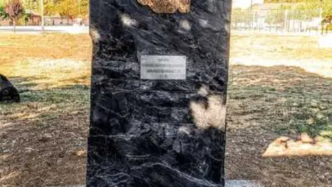 monolito levantado en Riofr&iacute;o en homenaje a quienes lucharon contra el fuego en los incendios. Fotograf&iacute;a Emilio Gallego