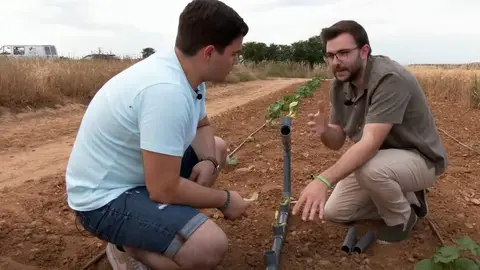 Pablo muestra al reportero su invento. Foto Aqu&iacute; la Tierra