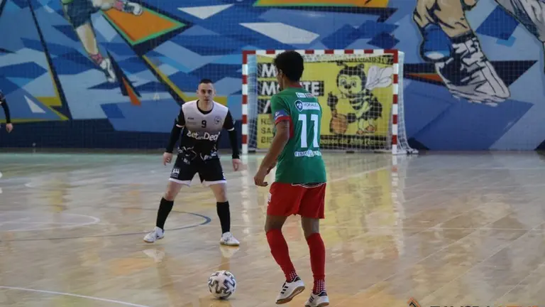 &Aacute;ngel Jim&eacute;nez encara a Javi Cala.