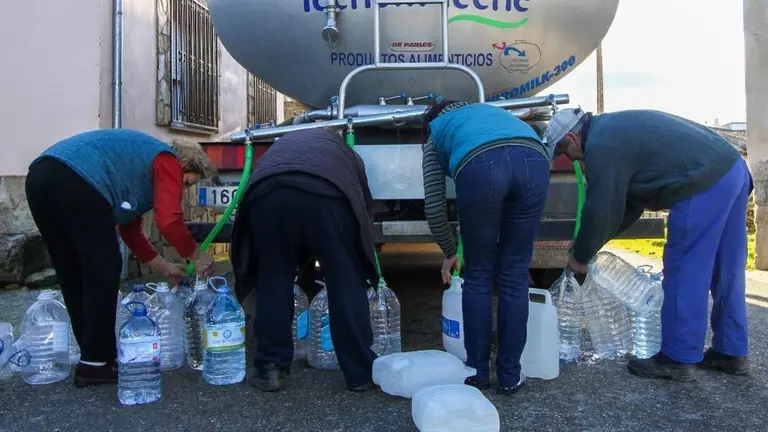 Vecinos de un pueblo se abastecen de agua de un camión cisterna de la Diputación