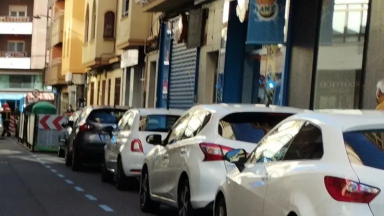 Coches aparcados en una calle de Zamora